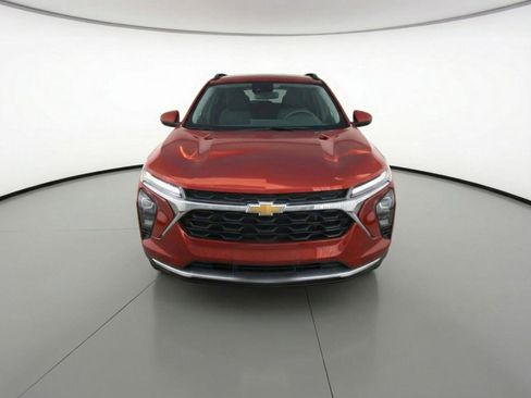 Used 2025 Chevrolet Trax LT image 2