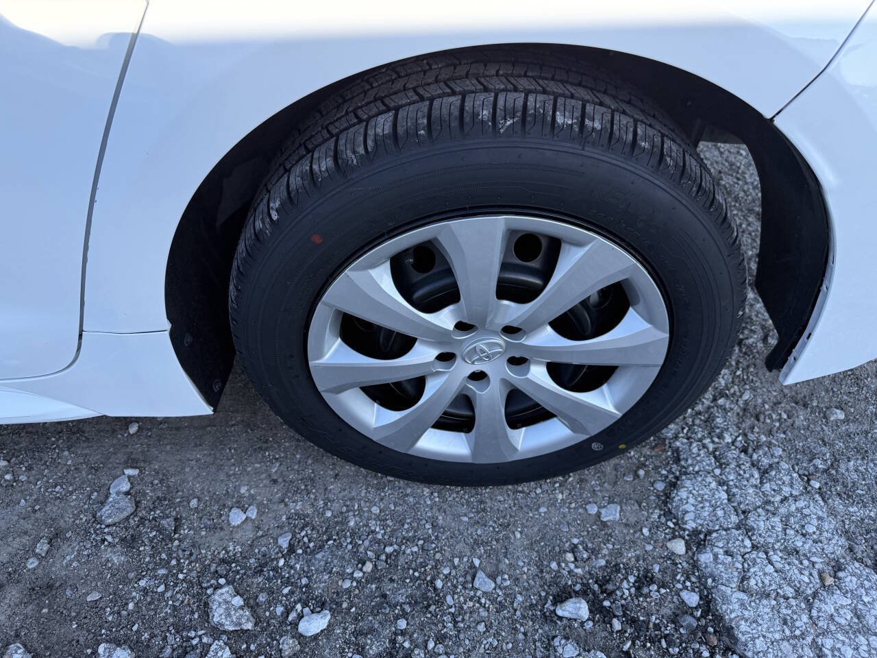 Used 2025 Toyota Corolla LE FWD image 28