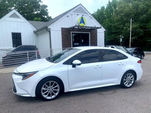 Used 2020 Toyota Corolla LE image 1