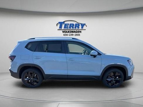 New 2026 Volkswagen Taos SE FWD image 1