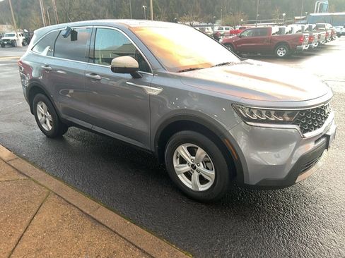 Used 2023 Kia Sorento LX image 3