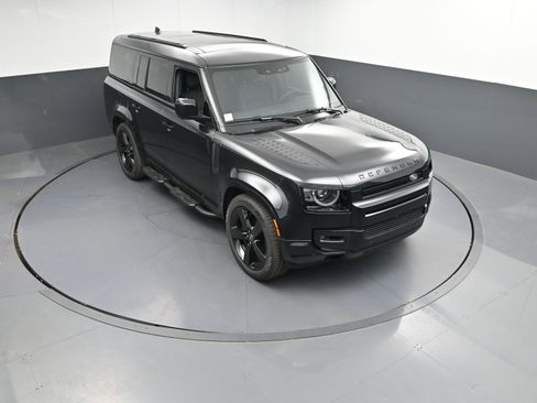 Used 2025 Land Rover Defender 130 X-Dynamic SE image 37