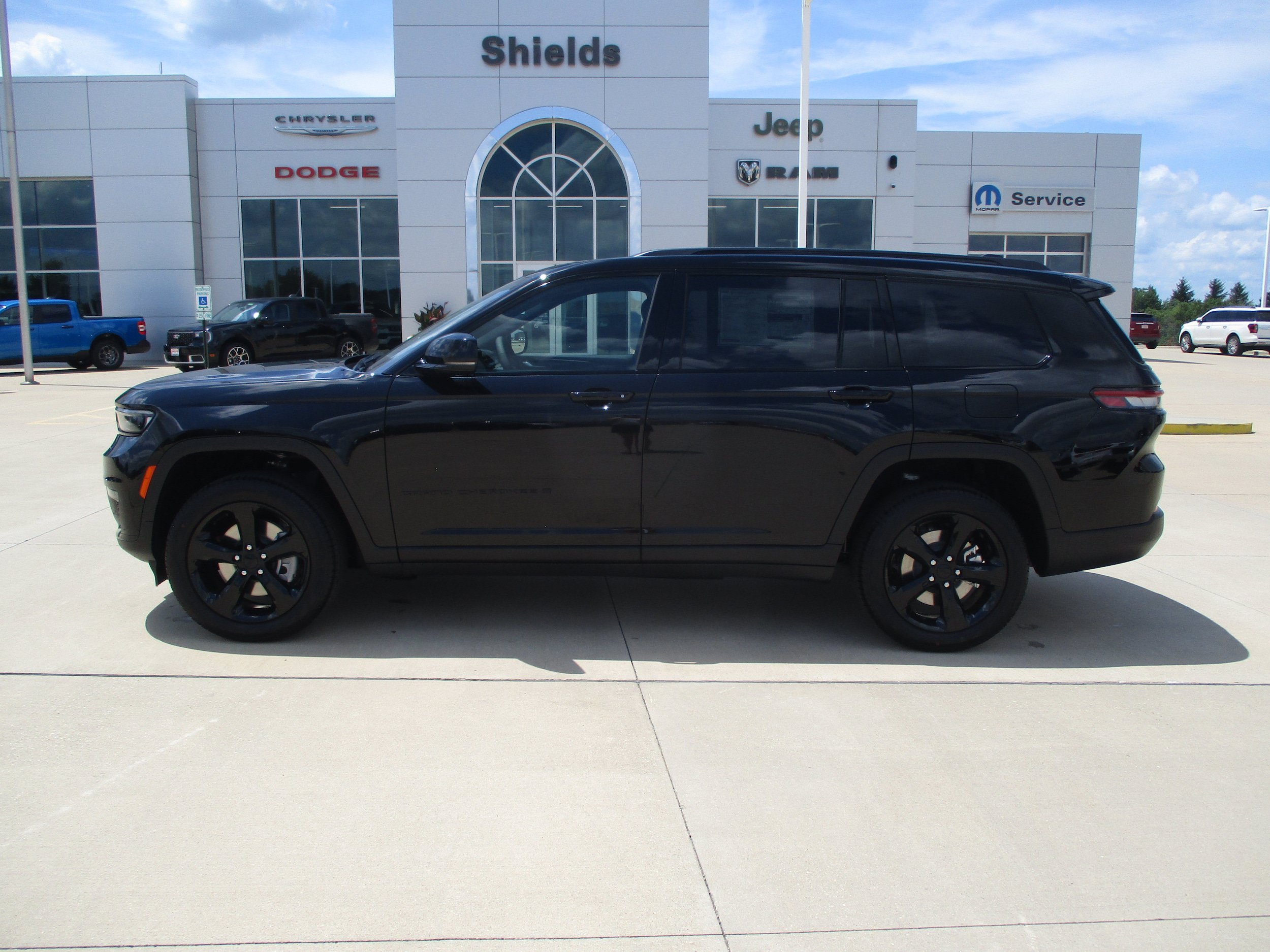 Used 2025 Jeep Grand Cherokee L Limited w/ Black Appearance Package AWD/4WD image 3