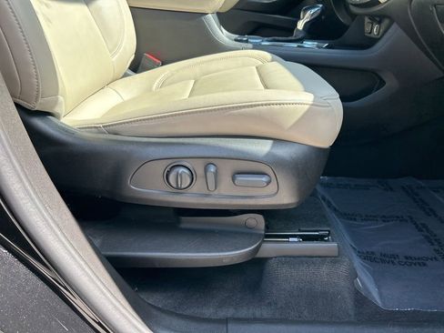 Used 2022 Chevrolet Traverse LT image 37