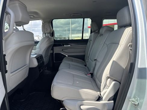 Used 2024 Jeep Wagoneer Series II w/ Flexible Seating Group image 17