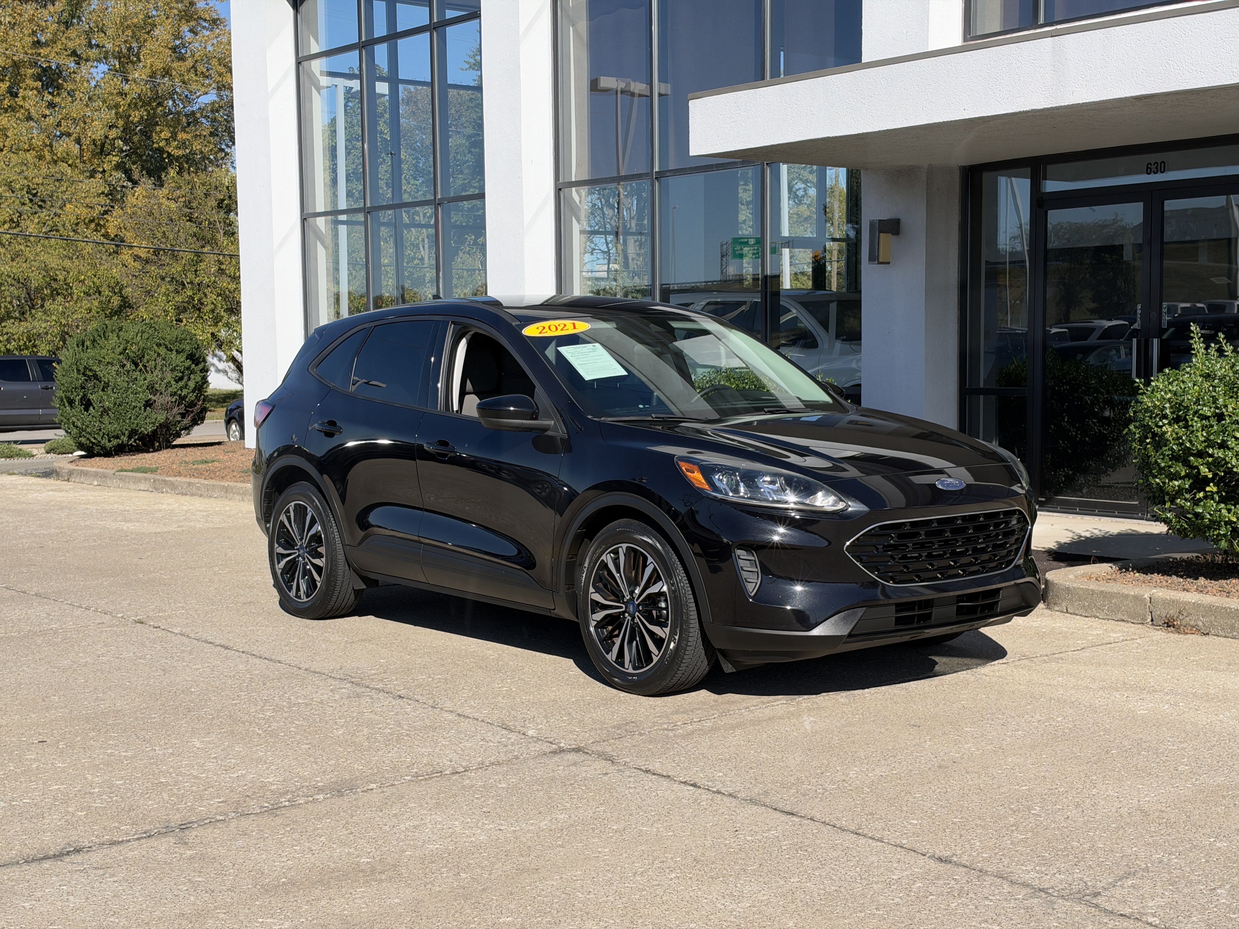 Used 2021 Ford Escape SE FWD image 2