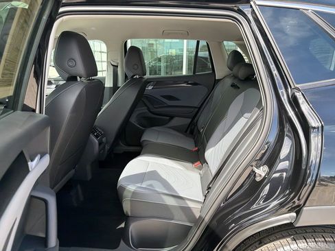 Certified 2025 Volkswagen Tiguan SE image 14