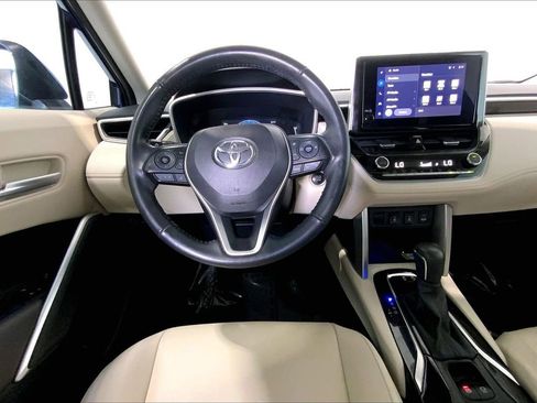 Used 2023 Toyota Corolla Cross XLE w/ Convenience Package FWD image 4