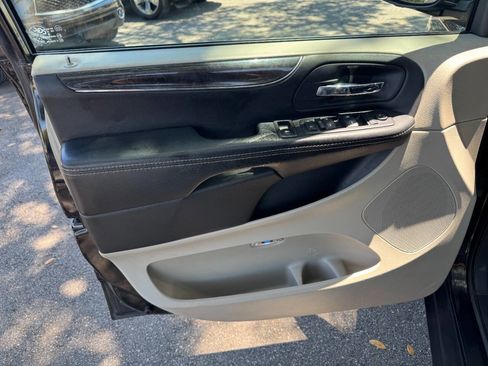 Used 2014 Chrysler Town & Country Touring FWD image 36