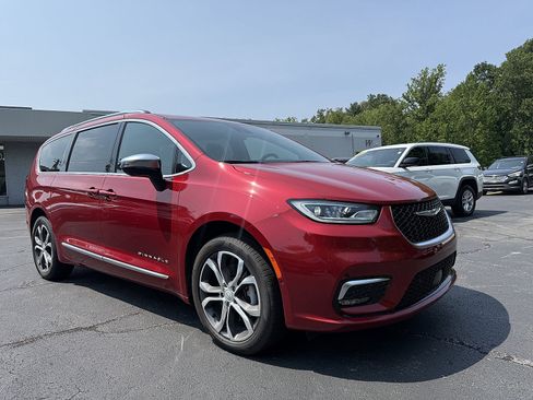 Used 2026 Chrysler Pacifica Pinnacle AWD/4WD image 9