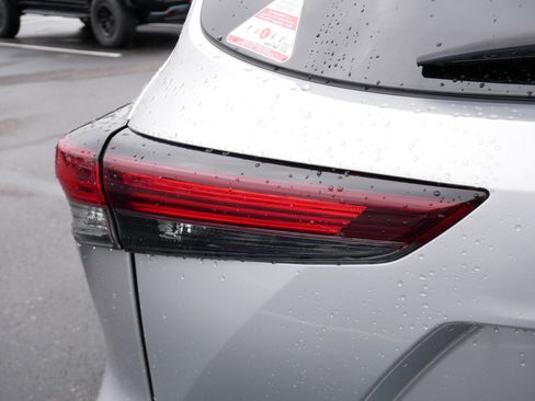 Certified 2024 Toyota Highlander LE AWD/4WD image 17