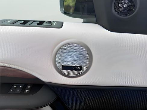 New 2025 Land Rover Discovery Dynamic SE image 26