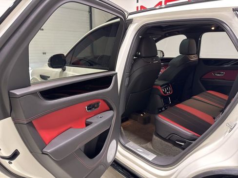 Used 2023 Bentley Bentayga image 37