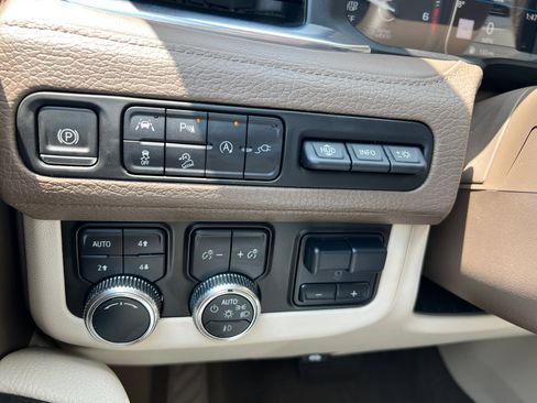 Used 2021 GMC Yukon Denali w/ Denali Premium Package image 12