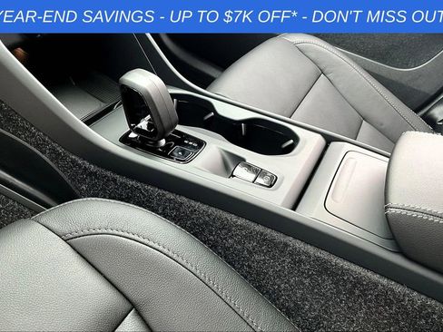 Used 2025 Volvo XC40 B5 Core image 25