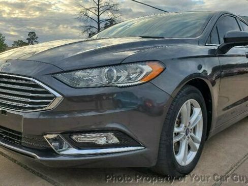 Used 2018 Ford Fusion SE w/ Fusion SE Technology Package image 2