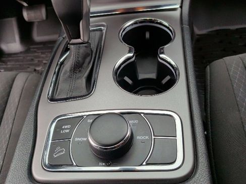 Used 2019 Jeep Grand Cherokee Laredo image 24