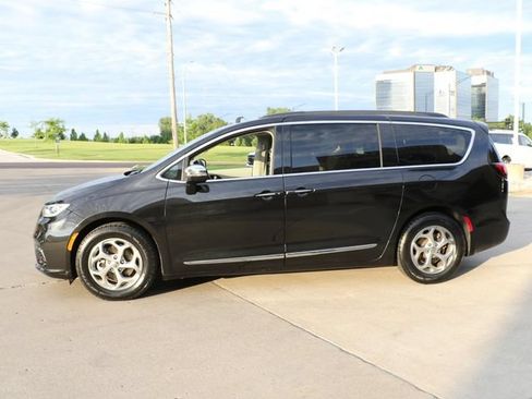 Used 2023 Chrysler Pacifica Limited FWD image 4