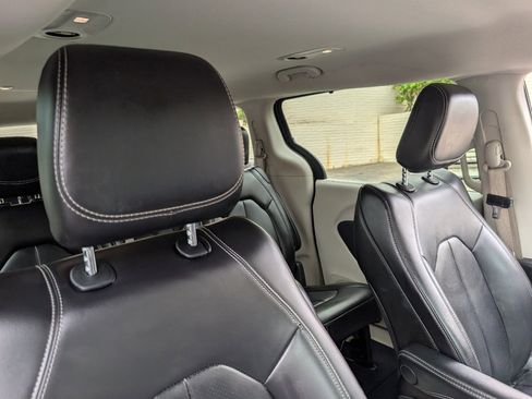 Used 2023 Chrysler Pacifica Touring-L FWD image 3