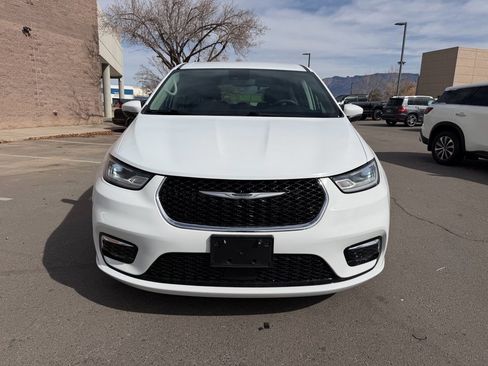 Used 2023 Chrysler Pacifica Touring-L image 2