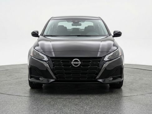 Used 2025 Nissan Altima 2.5 SV image 2