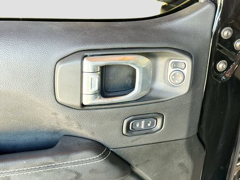Used 2022 Jeep Wrangler Unlimited Sahara AWD/4WD image 19