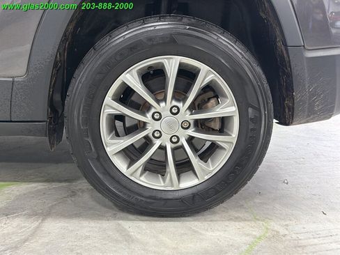 Used 2021 Jeep Cherokee Latitude Plus AWD/4WD image 16