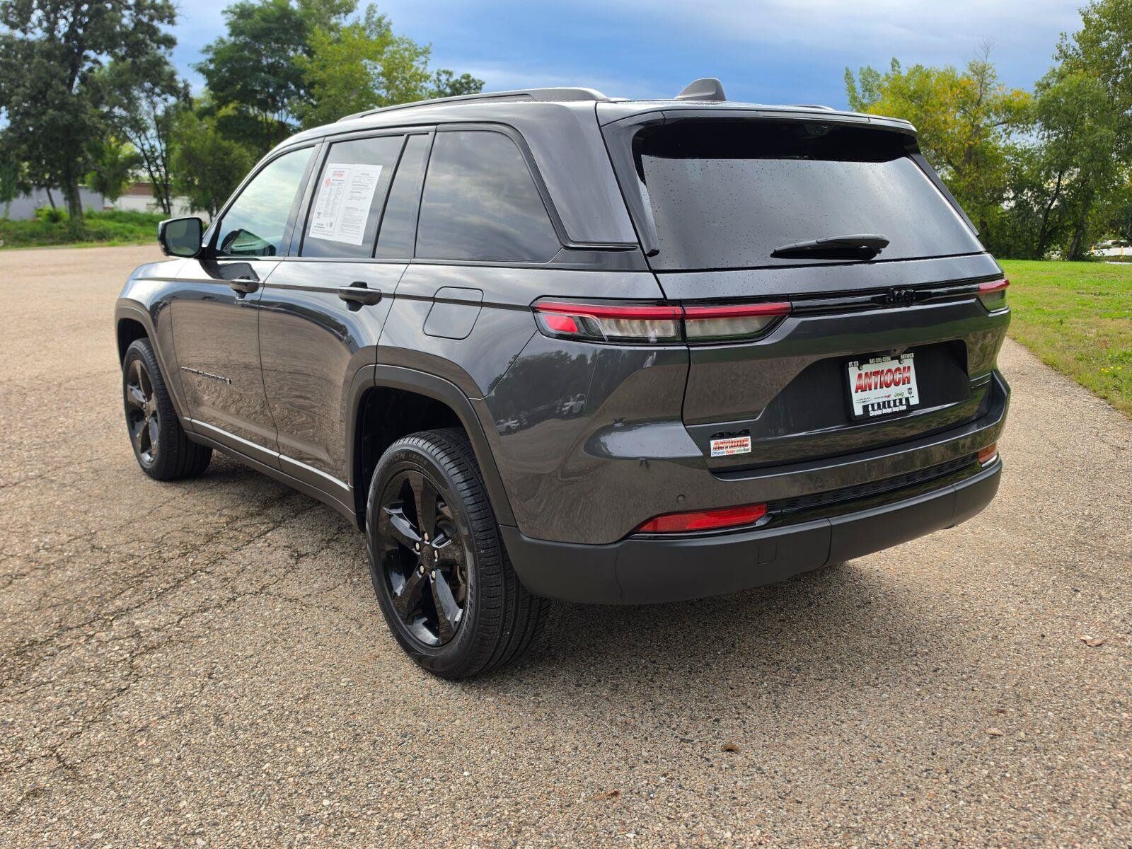 Used 2025 Jeep Grand Cherokee Limited w/ Luxury Tech Group II AWD/4WD image 16