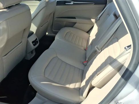 Used 2017 Ford Fusion SE w/ Fusion SE Technology Package image 9