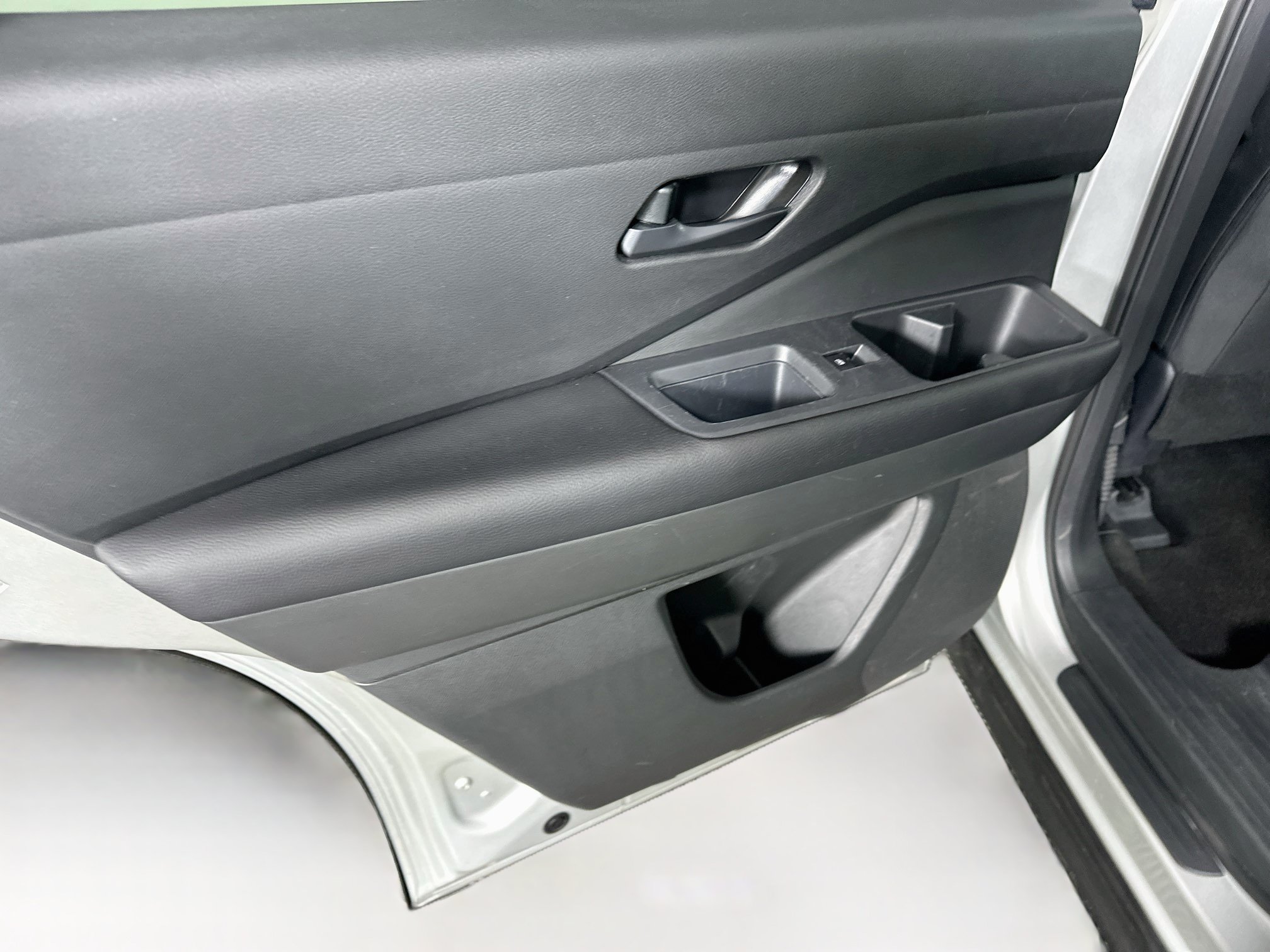 Used 2025 Nissan Pathfinder SV FWD image 25