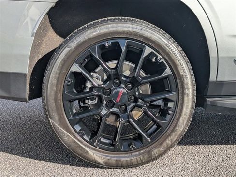 Used 2024 GMC Yukon SLT w/ SLT Luxury Package image 11