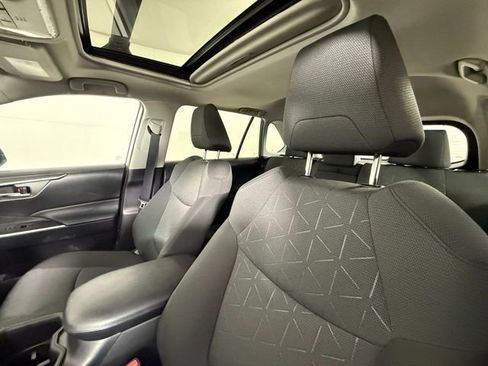 Used 2022 Toyota RAV4 XLE w/ Convenience Package image 9