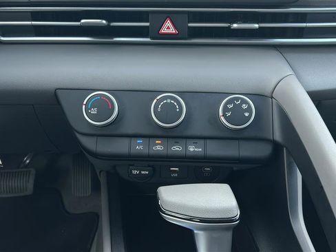 Certified 2025 Hyundai Elantra SE image 19