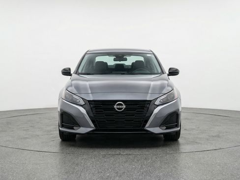 Used 2025 Nissan Altima 2.5 SV FWD image 2