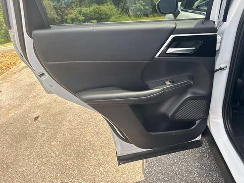 Used 2024 Mitsubishi Outlander SE AWD/4WD image 16
