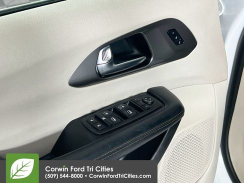 Used 2020 Chrysler Pacifica Touring-L FWD image 12