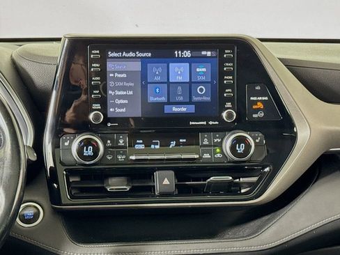 Used 2020 Toyota Highlander XLE AWD/4WD image 14