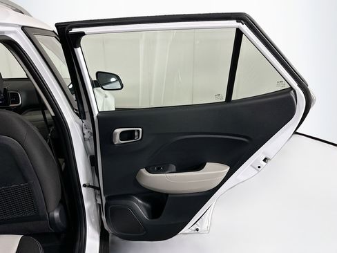 Used 2025 Hyundai Venue SEL FWD image 28