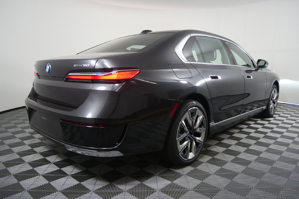 Used 2026 BMW i7 eDrive50 w/ Premium Package RWD image 5