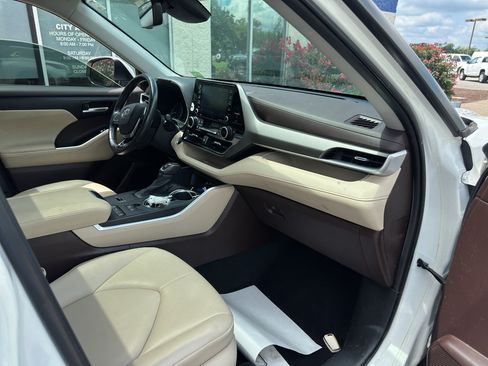 Used 2020 Toyota Highlander XLE FWD image 10