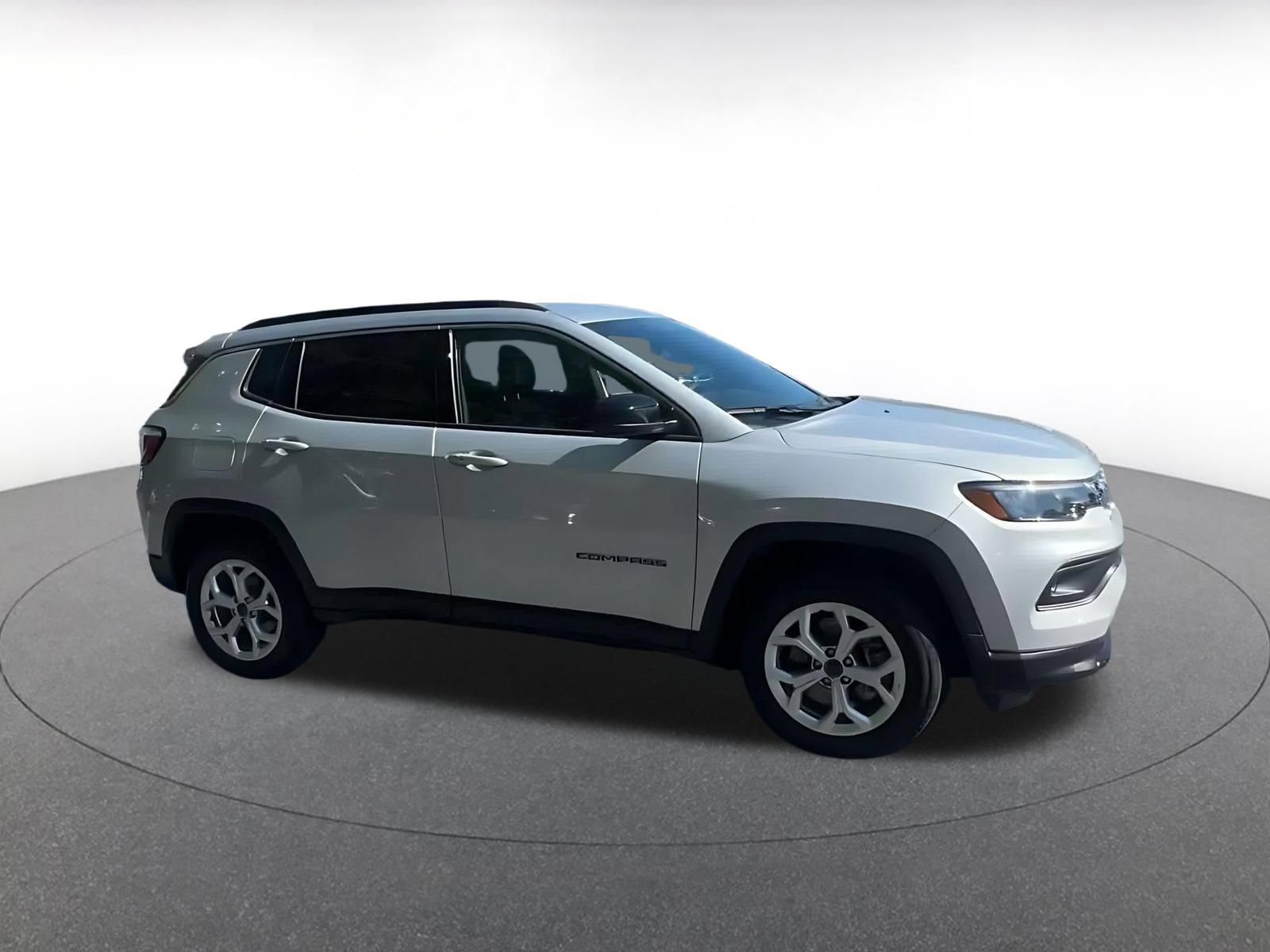 Used 2025 Jeep Compass Latitude AWD/4WD image 2