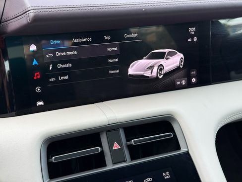 Used 2025 Porsche Taycan image 20