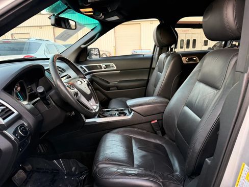 Used 2015 Ford Explorer XLT w/ Equipment Group 202A FWD image 2
