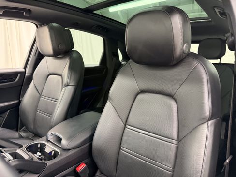 Certified 2023 Porsche Cayenne AWD/4WD image 32
