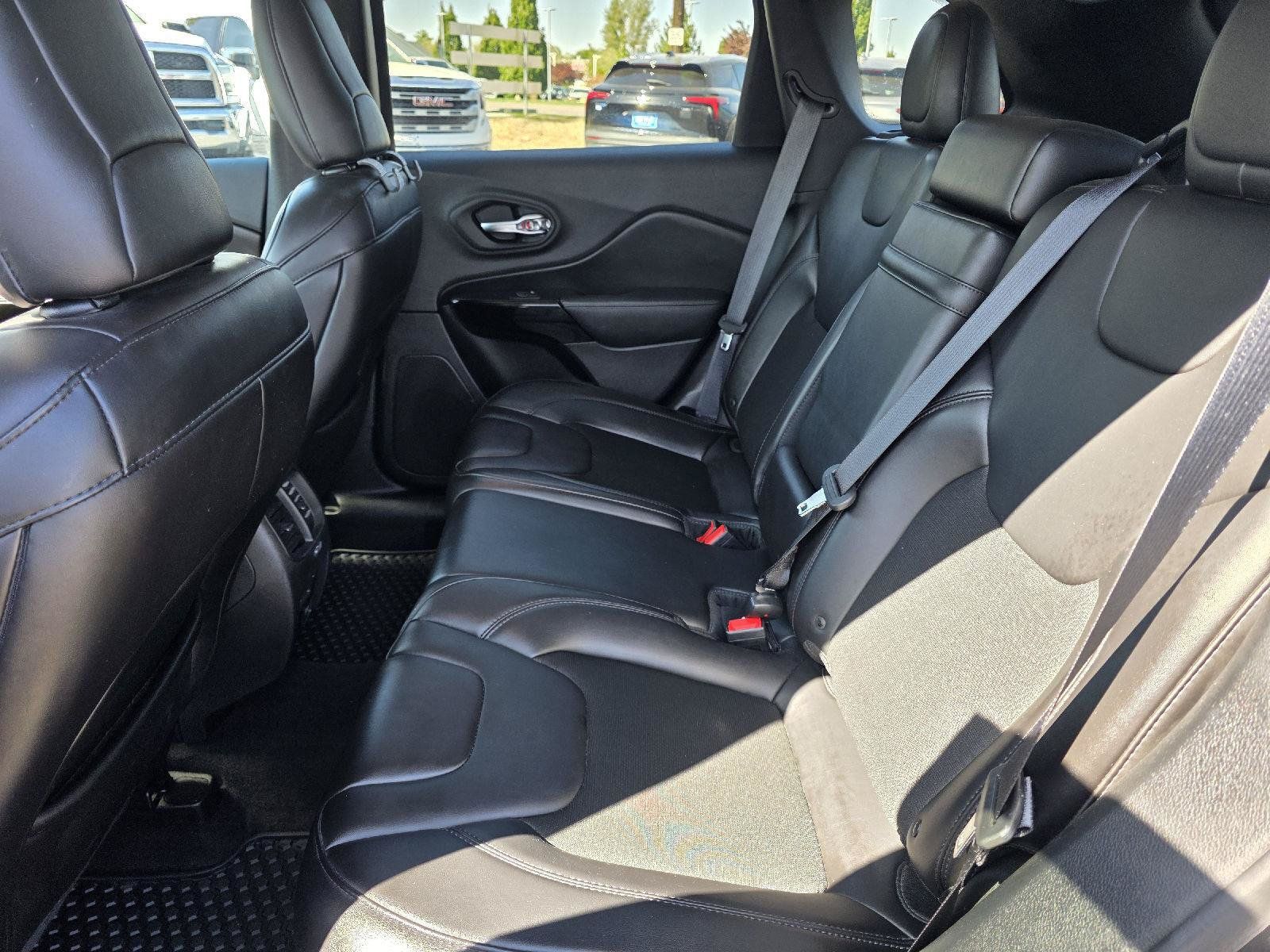 Used 2019 Jeep Cherokee Latitude Plus AWD/4WD image 10