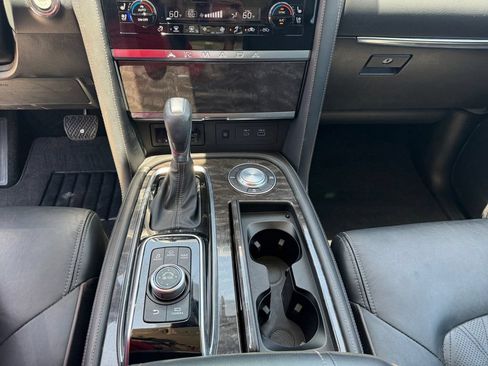 Used 2024 Nissan Armada Platinum w/ Captain's Chairs Package RWD image 15