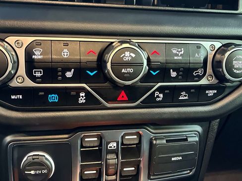 Certified 2025 Jeep Wrangler Unlimited Sahara w/ Safety Group AWD/4WD image 32