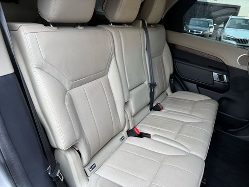 Used 2019 Land Rover Discovery HSE AWD/4WD image 8