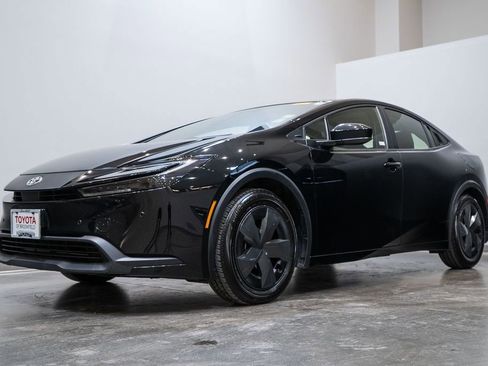 Used 2025 Toyota Prius LE image 3