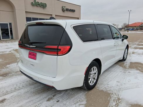Used 2023 Chrysler Pacifica Touring-L image 8